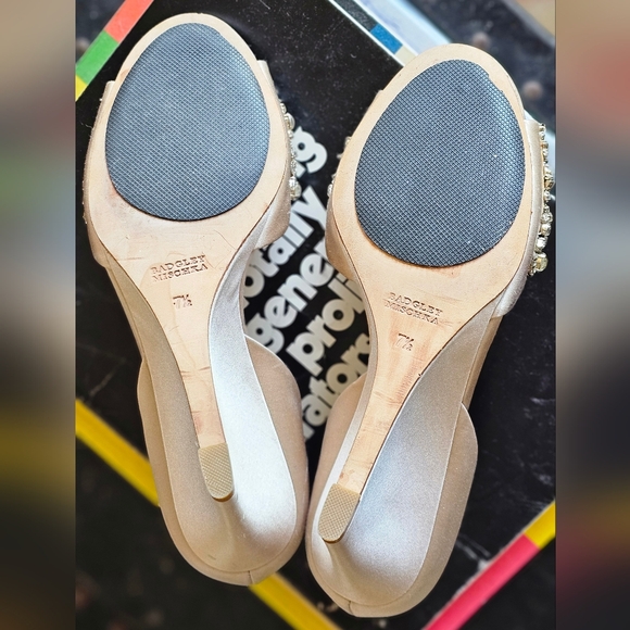 Badgley Mischka Satin & Crystal Embellished Wedge Heels Pearl Color 7.5 - Picture 7 of 9